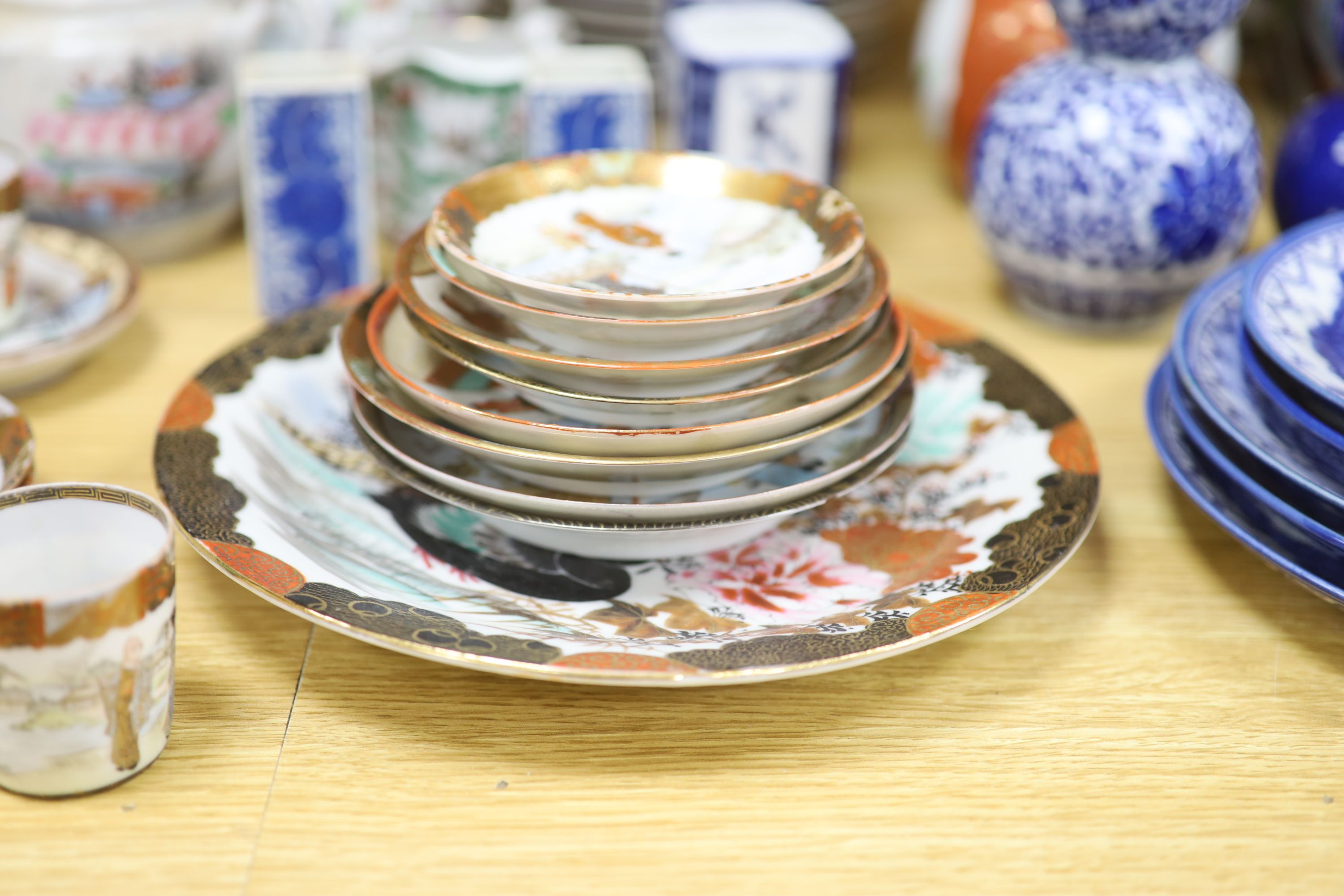 A quantity of mixed Chinese and Japanese porcelain